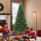 Niños jugando junto al árbol de Navidad y la chimenea