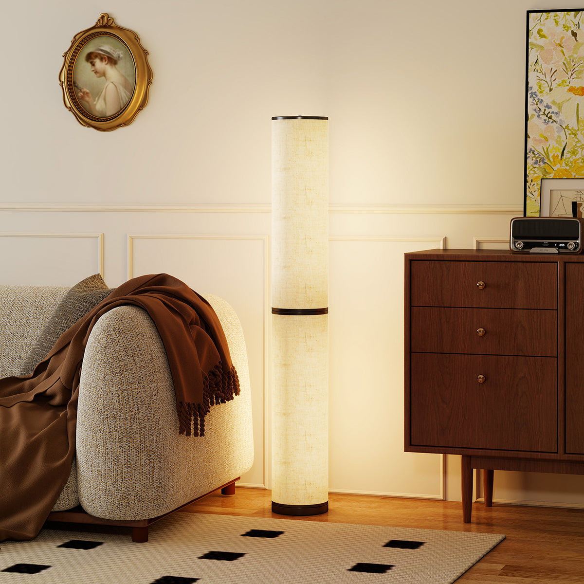 Lámpara de pie LED en columna encendida junto a un sillón y una cómoda de madera