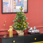 Árbol de Navidad de mesa sobre un aparador en un salón de pared roja