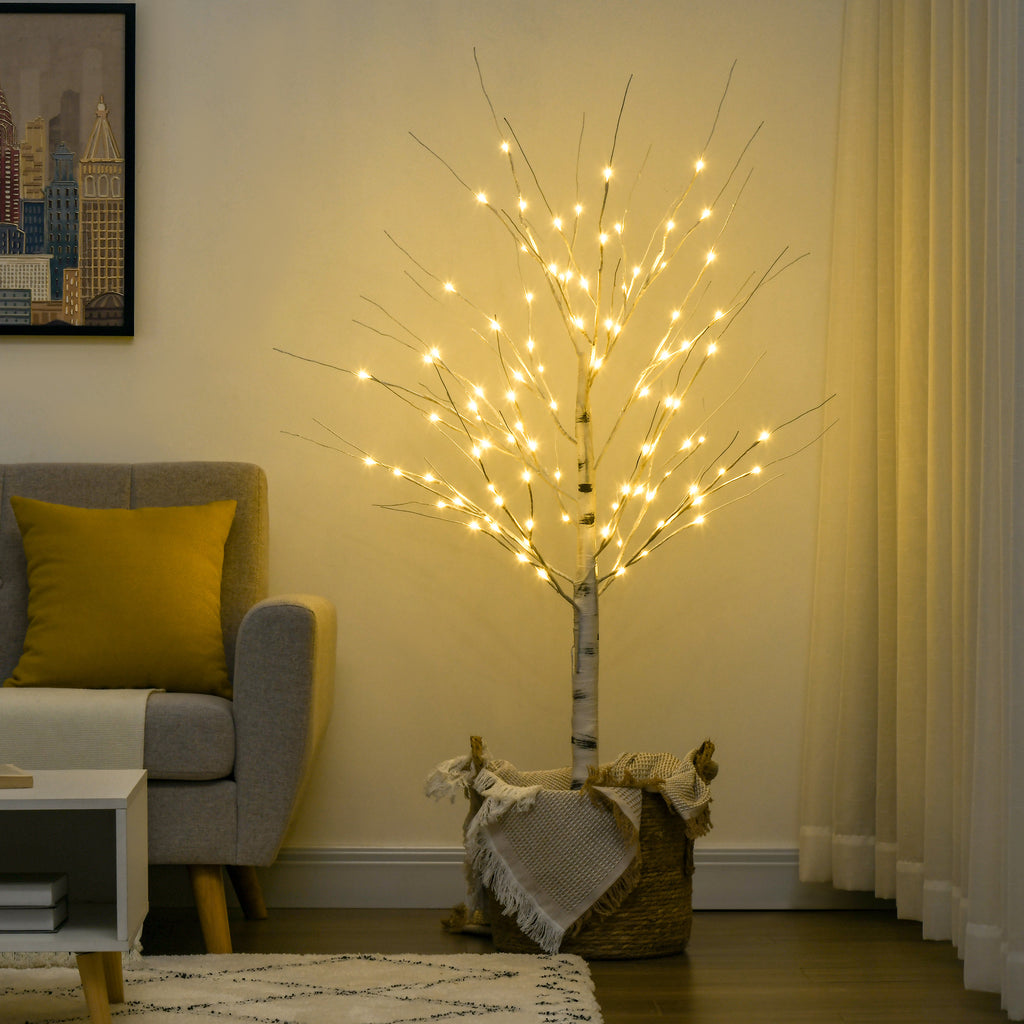 Árbol de abedul luminoso de 150 cm en un salón con un sillón y una alfombra