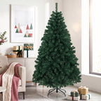 Abeto de Navidad artificial junto a una ventana, una chimenea y cajas de regalo