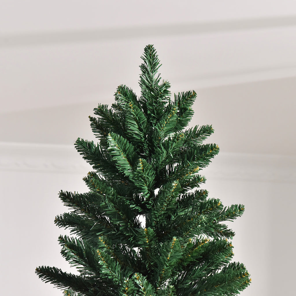 Detalle de la copa del abeto de Navidad con ramas verdes