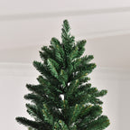 Detalle de la copa del abeto de Navidad con ramas verdes