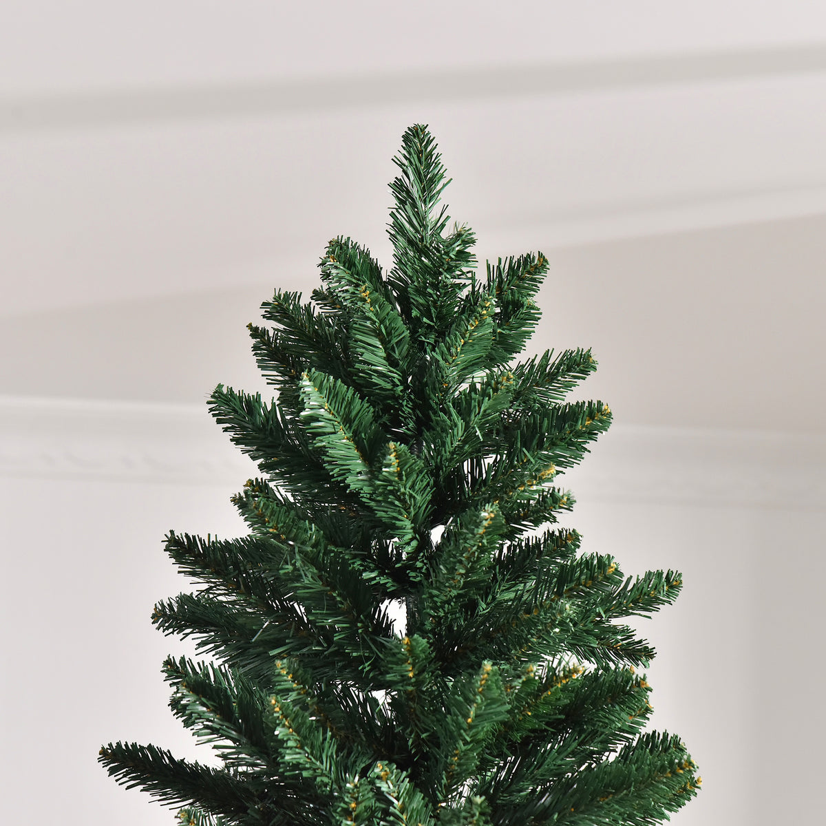 Detalle de la copa del abeto de Navidad con ramas verdes