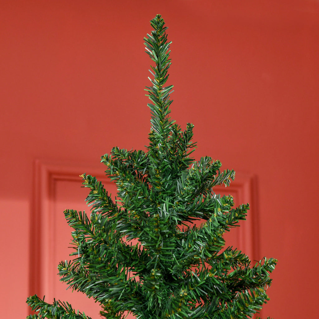 Parte superior del árbol sobre una pared roja