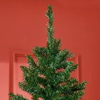 Parte superior del árbol sobre una pared roja