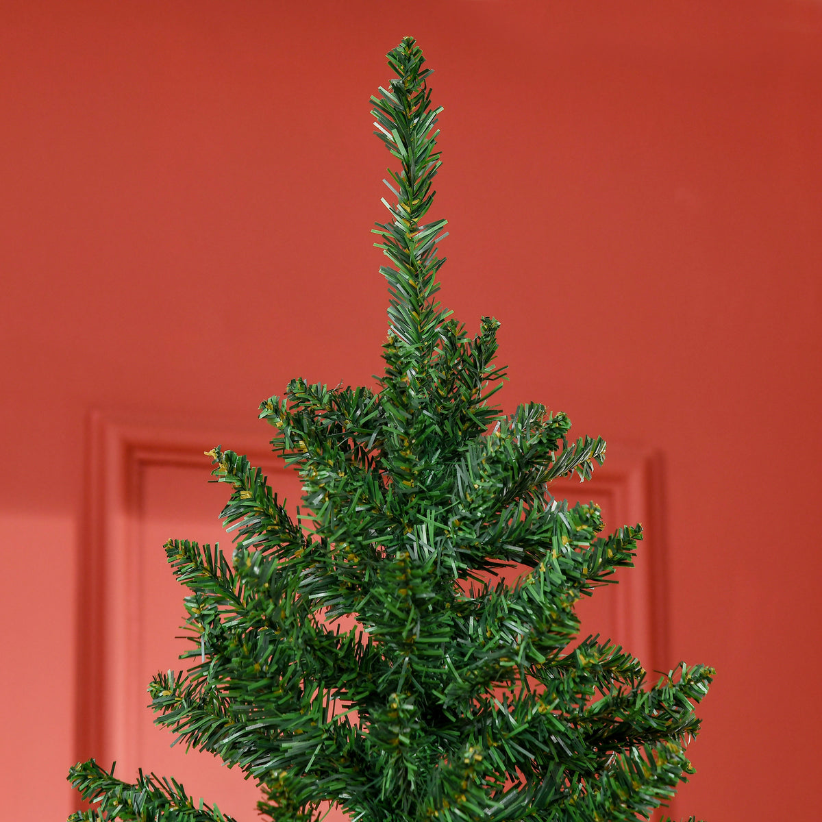 Parte superior del árbol sobre una pared roja