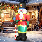 Soldado cascanueces hinchable iluminado junto a una casa decorada para Navidad