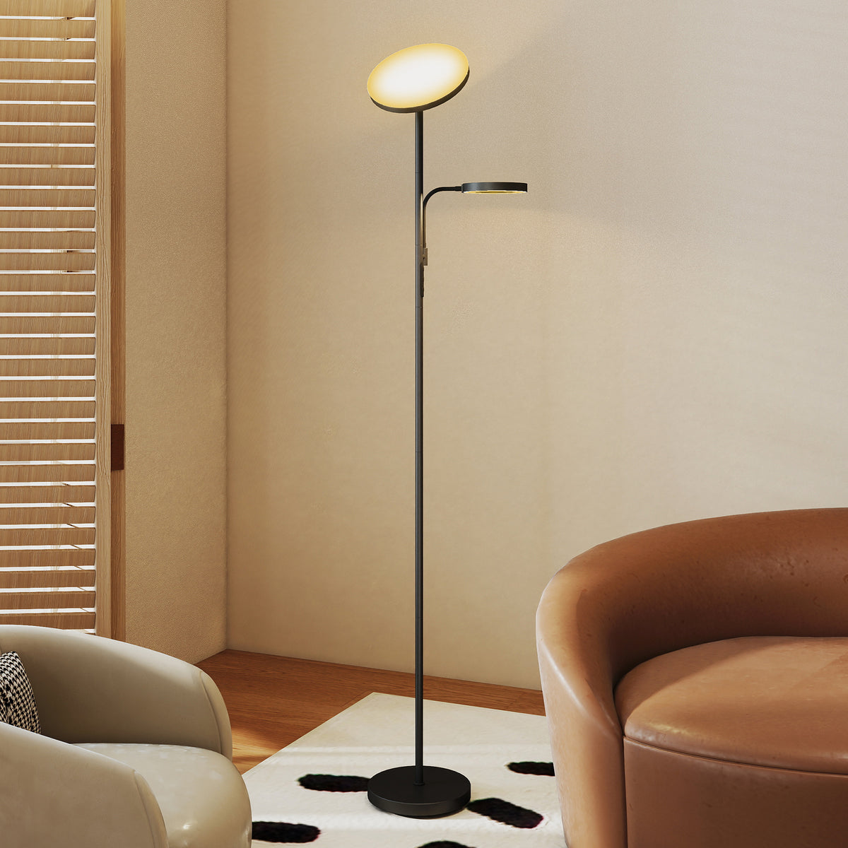 Lámpara de pie LED negra encendida junto a un sillón marrón y una alfombra en un salón
