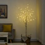 Árbol de abedul luminoso de 180 cm en un salón con un sillón y una alfombra