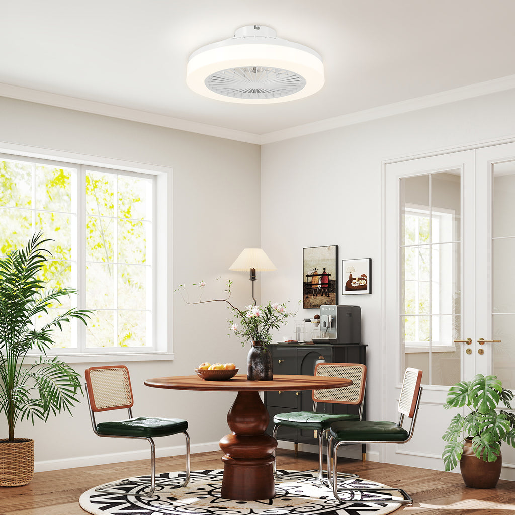 Ventilador de techo con luz en un salón