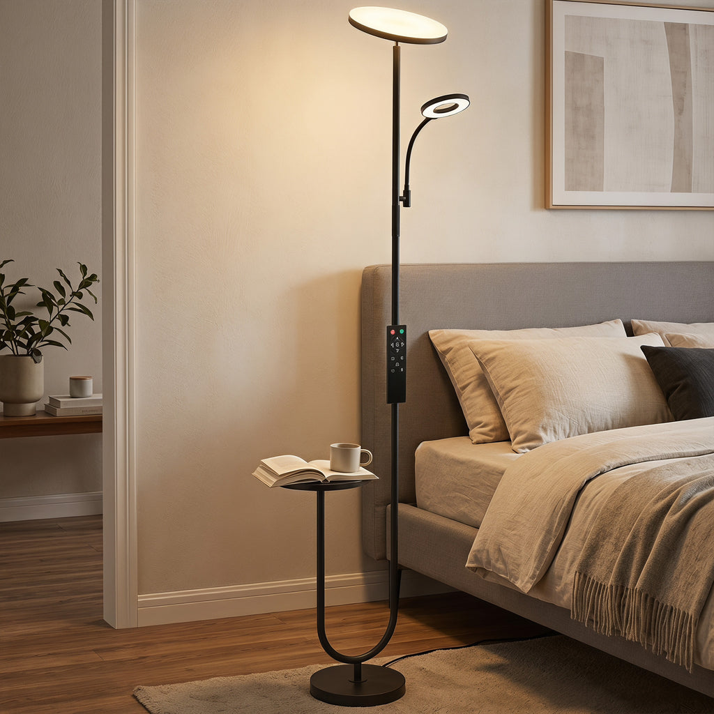 Lámpara de pie LED negra con balda junto a una cama en un dormitorio