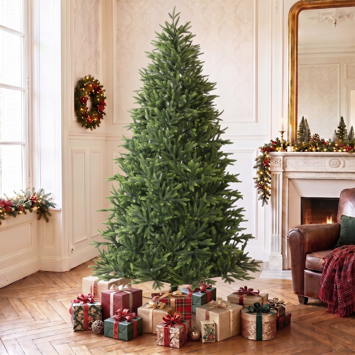 Árbol de Navidad en una sala luminosa con regalos y chimenea
