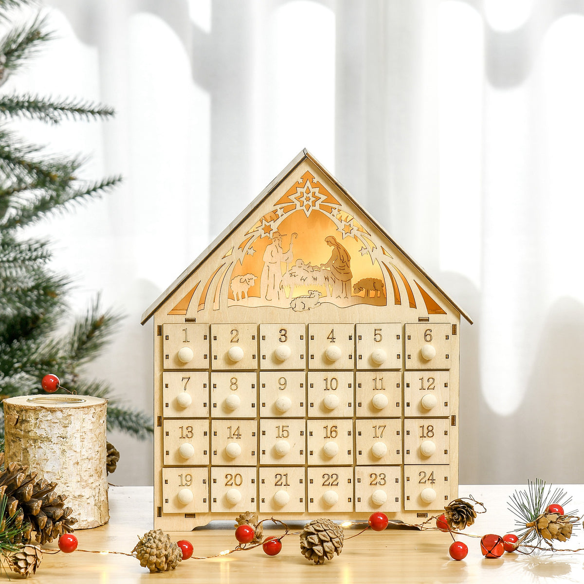 Calendario de Adviento de madera encendido junto a piñas y bayas rojas