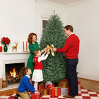 Familia decorando un abeto de Navidad junto a una chimenea con regalos