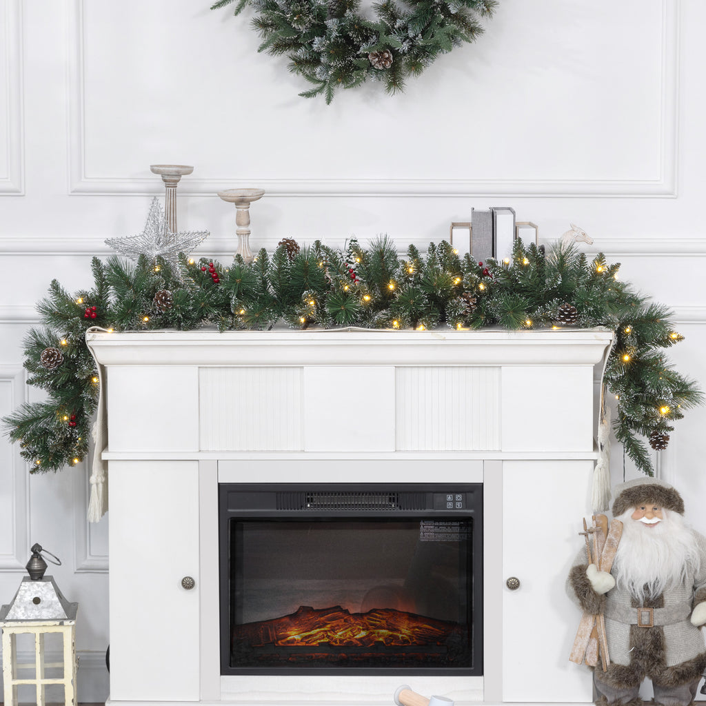 Guirnalda de Navidad luminosa sobre una chimenea blanca con velas y un Papá Noel decorativo