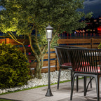Farol solar iluminando un jardín