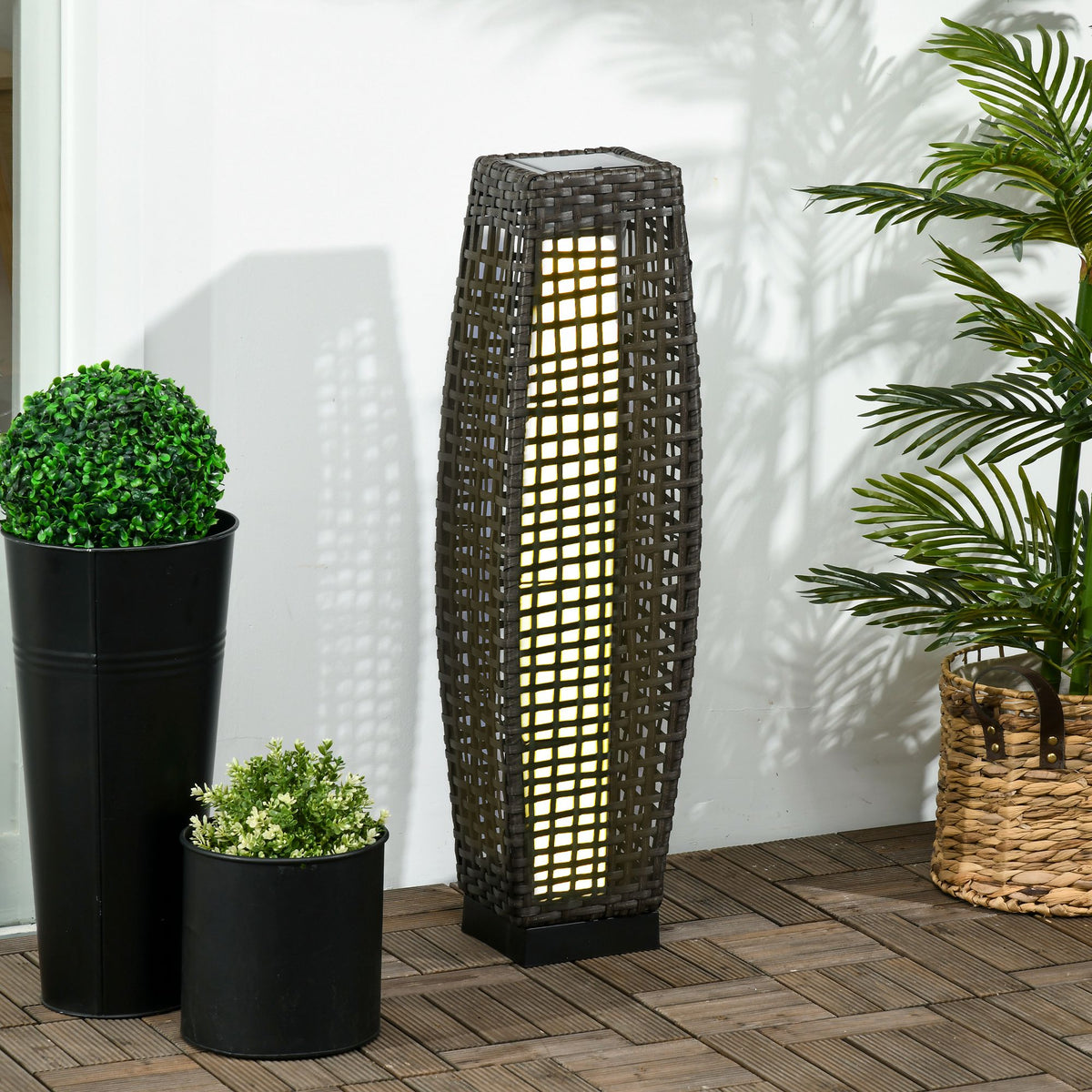 Lámpara solar de ratán iluminando un patio