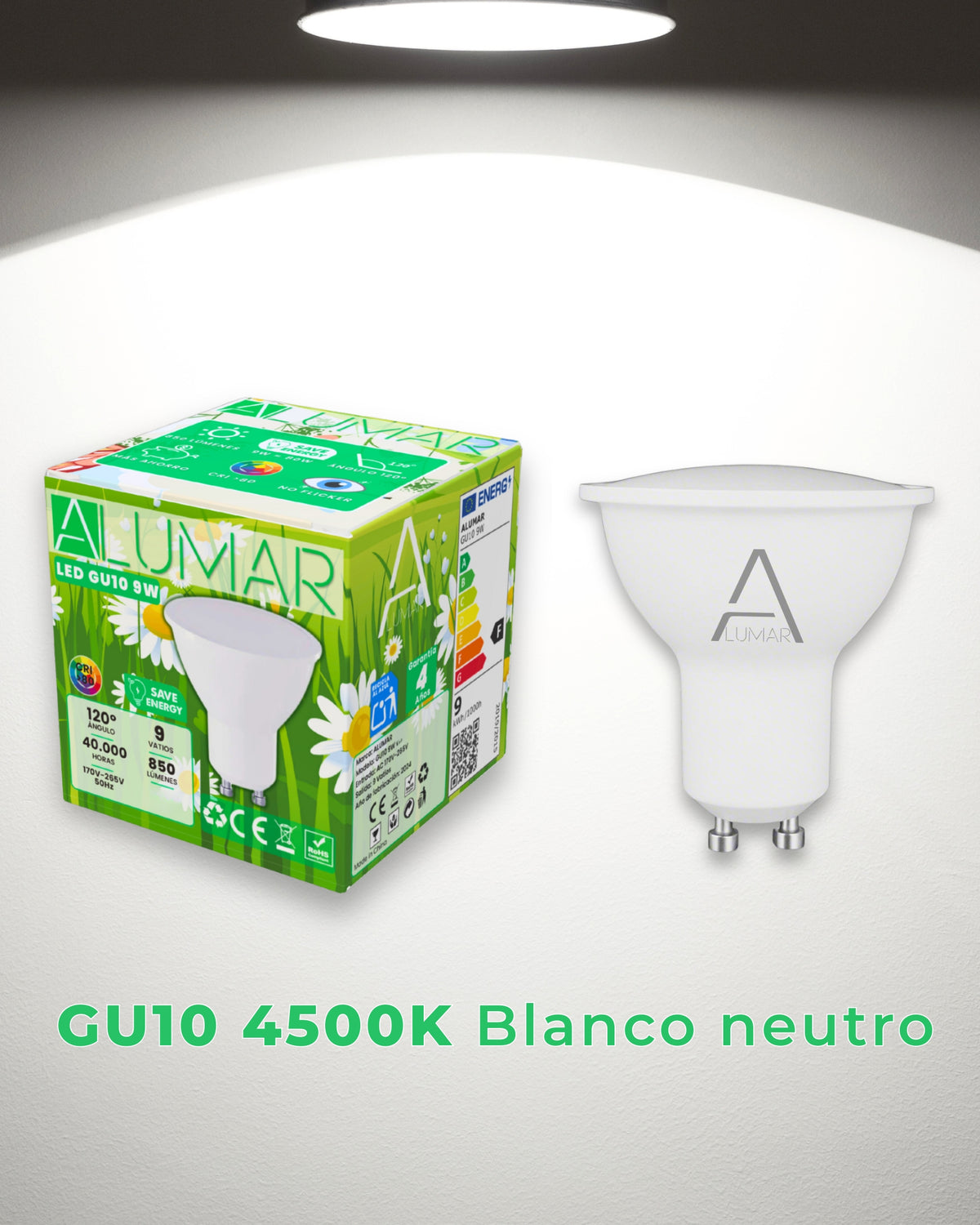 Bombilla LED GU10 9W 4500K Blanco neutro ALUMAR con su caja junto a una pared iluminada con luz blanca neutra