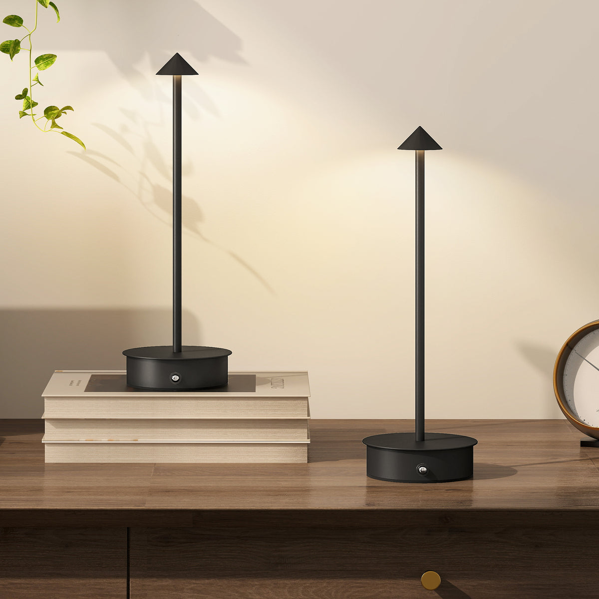 Lámparas de mesa LED negras en una mesita de noche