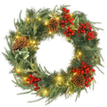 Corona de Navidad de 60 cm con piñas, bayas rojas, hojas de acebo y luces LED, vista frontal sobre fondo blanco