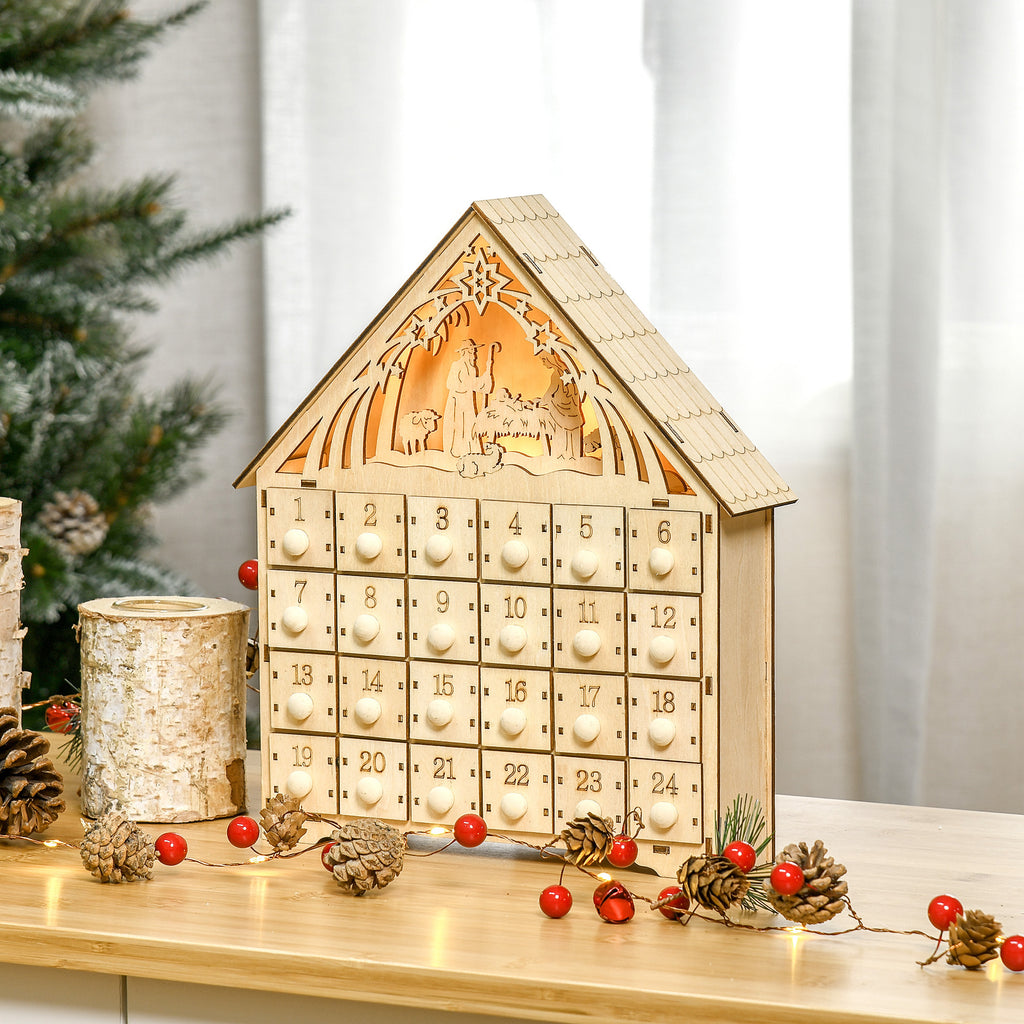 Calendario de Adviento de madera iluminado sobre una mesa con bayas rojas y piñas