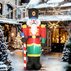 Soldado cascanueces hinchable iluminado en una calle nevada con luces de Navidad