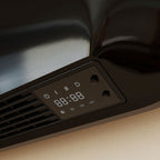 Calefactor de pared negro en una oficina