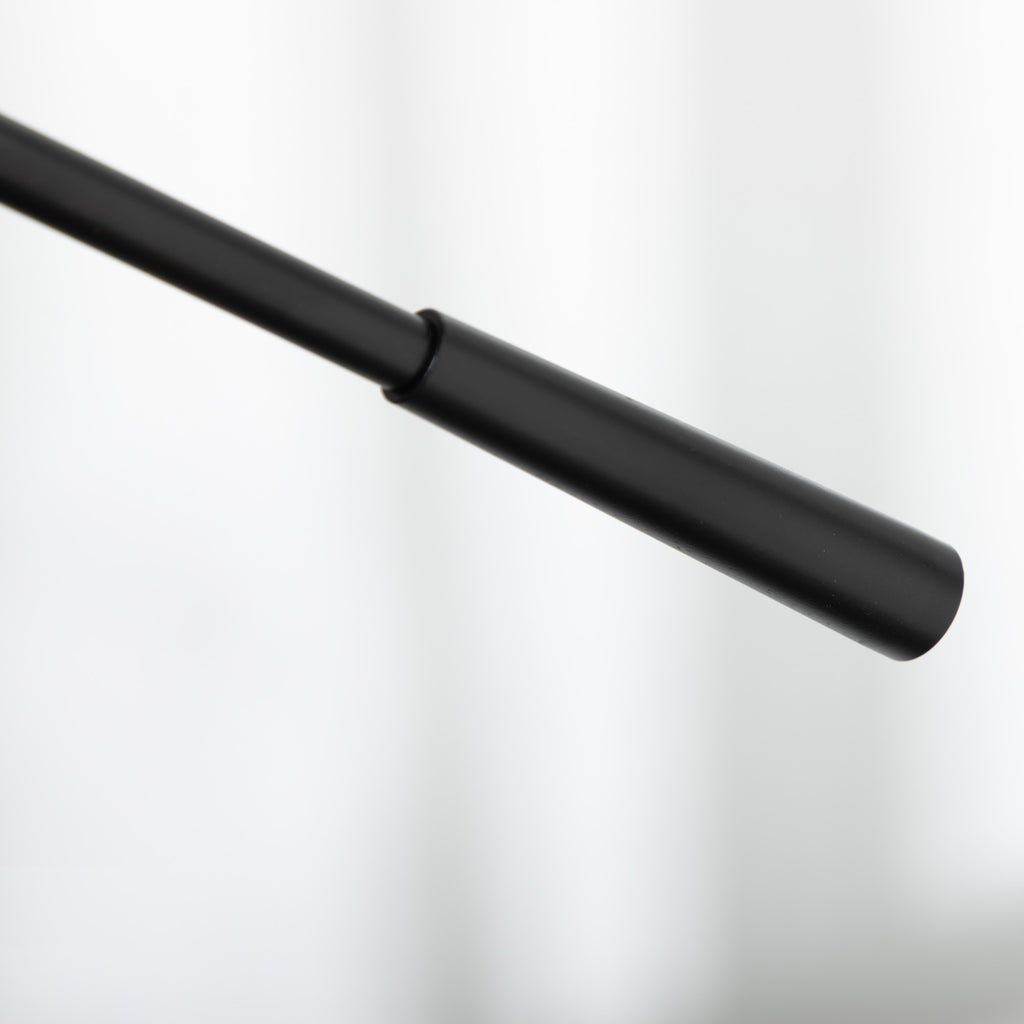 Detalle del brazo de equilibrio negro de la lámpara de pie