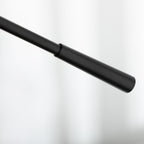 Detalle del brazo de equilibrio negro de la lámpara de pie