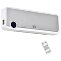 Calefactor cerámico de pared blanco y plateado con pantalla LED sobre fondo blanco