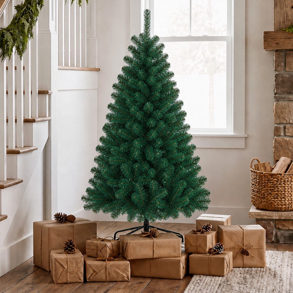 Abeto de Navidad artificial en un salón con cajas de regalo y una ventana