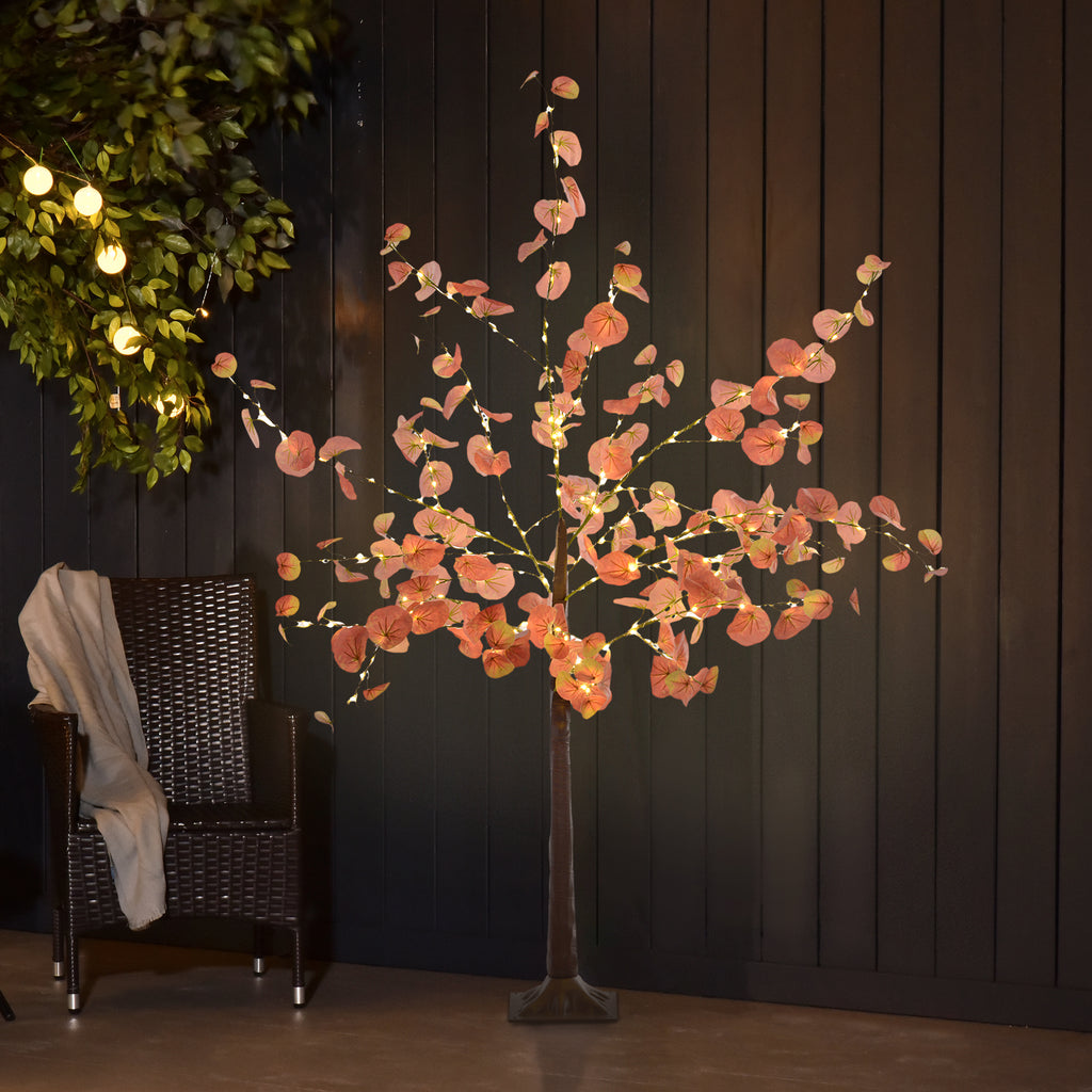 Árbol luminoso de otoño iluminado en un jardín