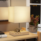 Lámpara de mesa con puertos USB en una mesita de noche