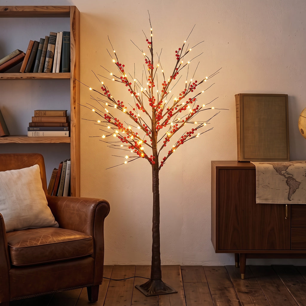 Árbol de abedul con bayas rojas en una terraza cubierta