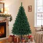 Abeto de Navidad artificial junto a una chimenea y una guirnalda
