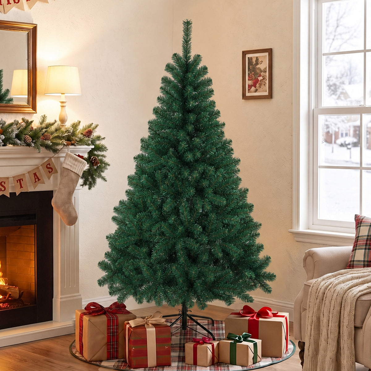 Abeto de Navidad artificial junto a una chimenea y una guirnalda