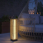 Linterna solar de ratán iluminando un patio