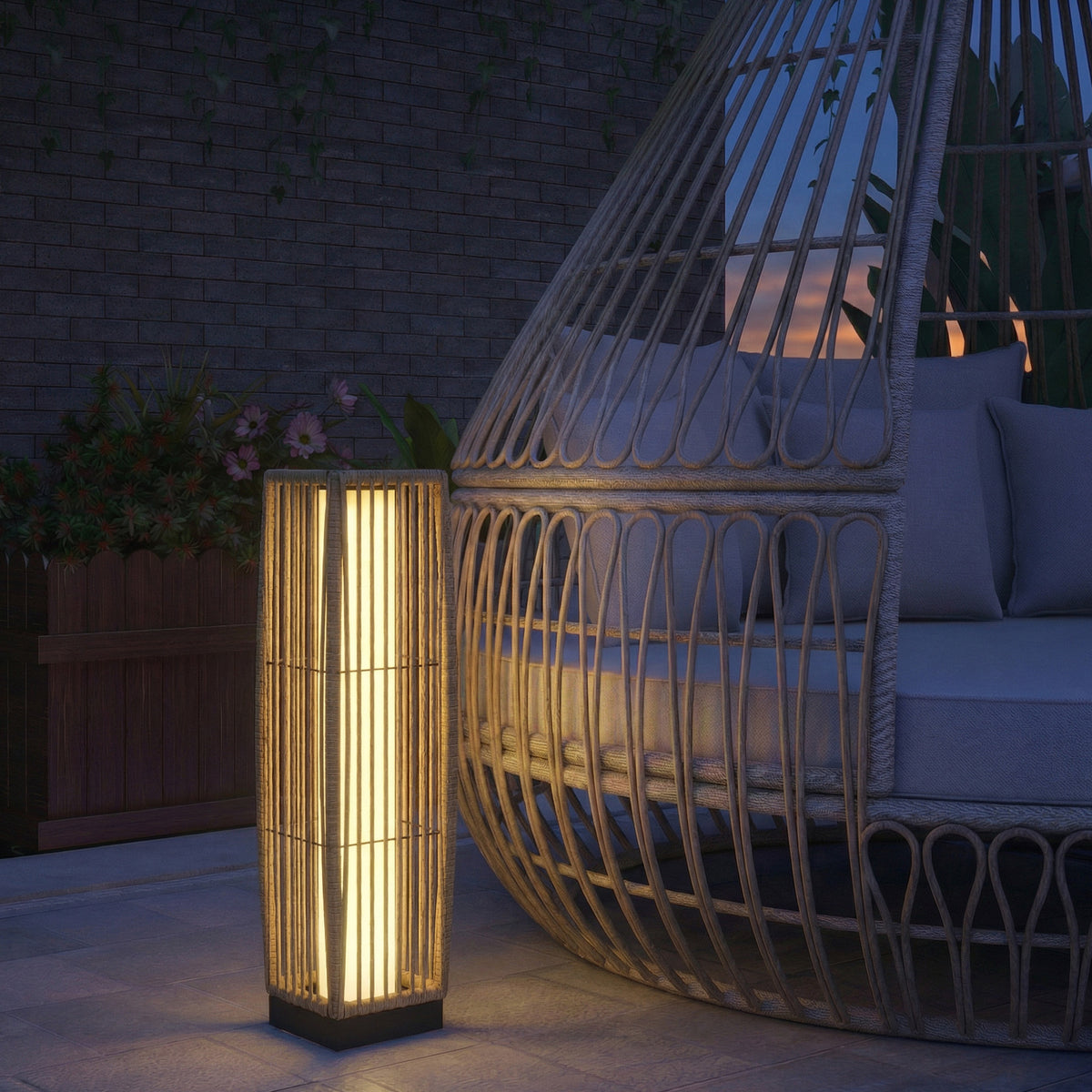 Linterna solar de ratán iluminando un patio