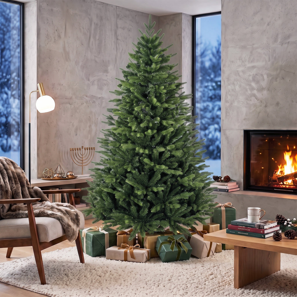 Árbol de Navidad artificial junto a la chimenea del salón