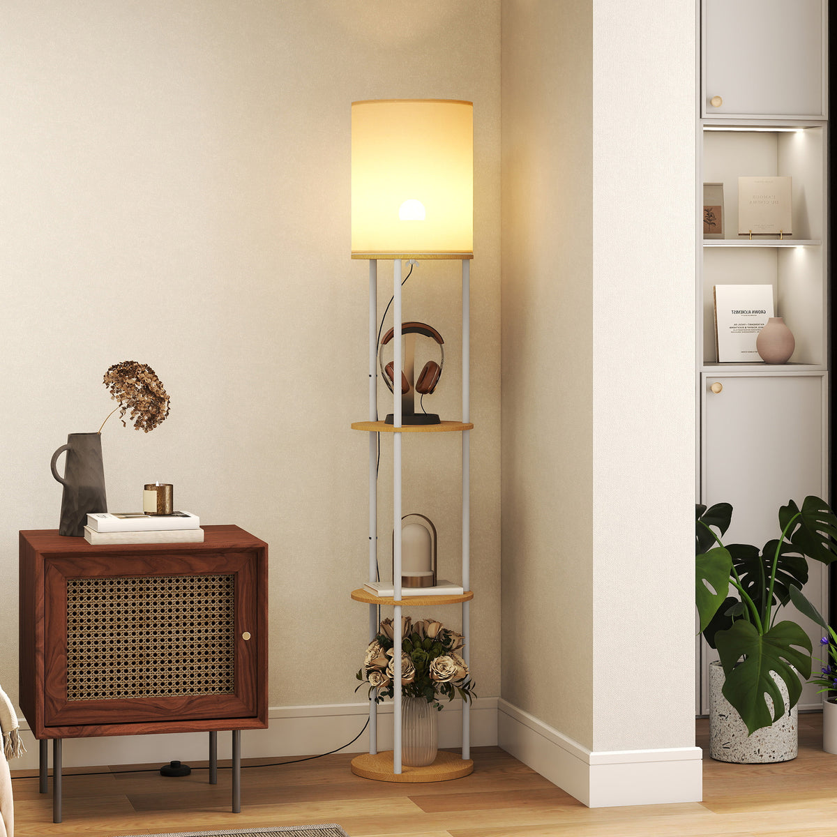 Lámpara de pie de madera natural con estantes en un salón junto a un aparador
