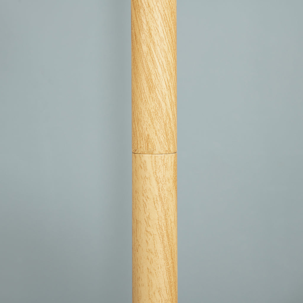 Detalle del poste de madera clara de la lámpara de pie