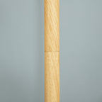 Detalle del poste de madera clara de la lámpara de pie
