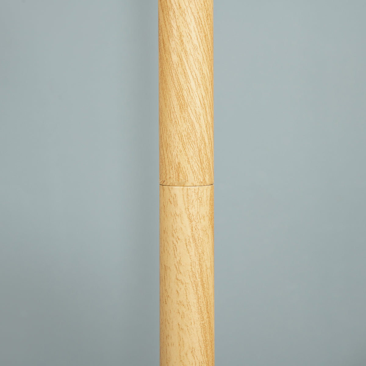 Detalle del poste de madera clara de la lámpara de pie