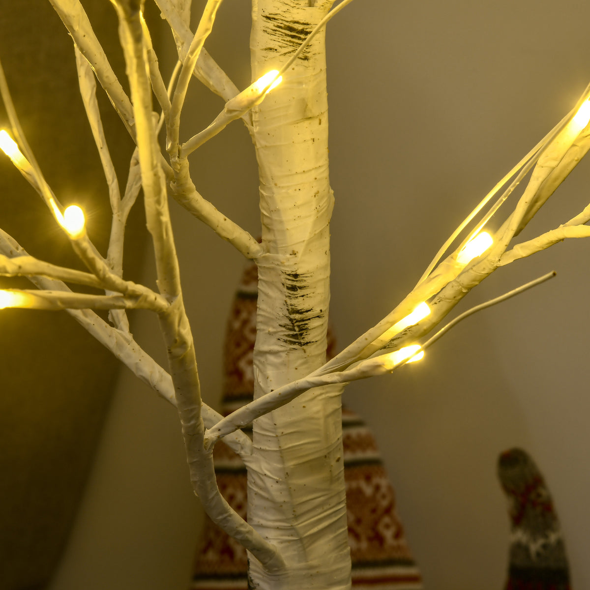 Detalle del tronco blanco y las ramas iluminadas del árbol de abedul