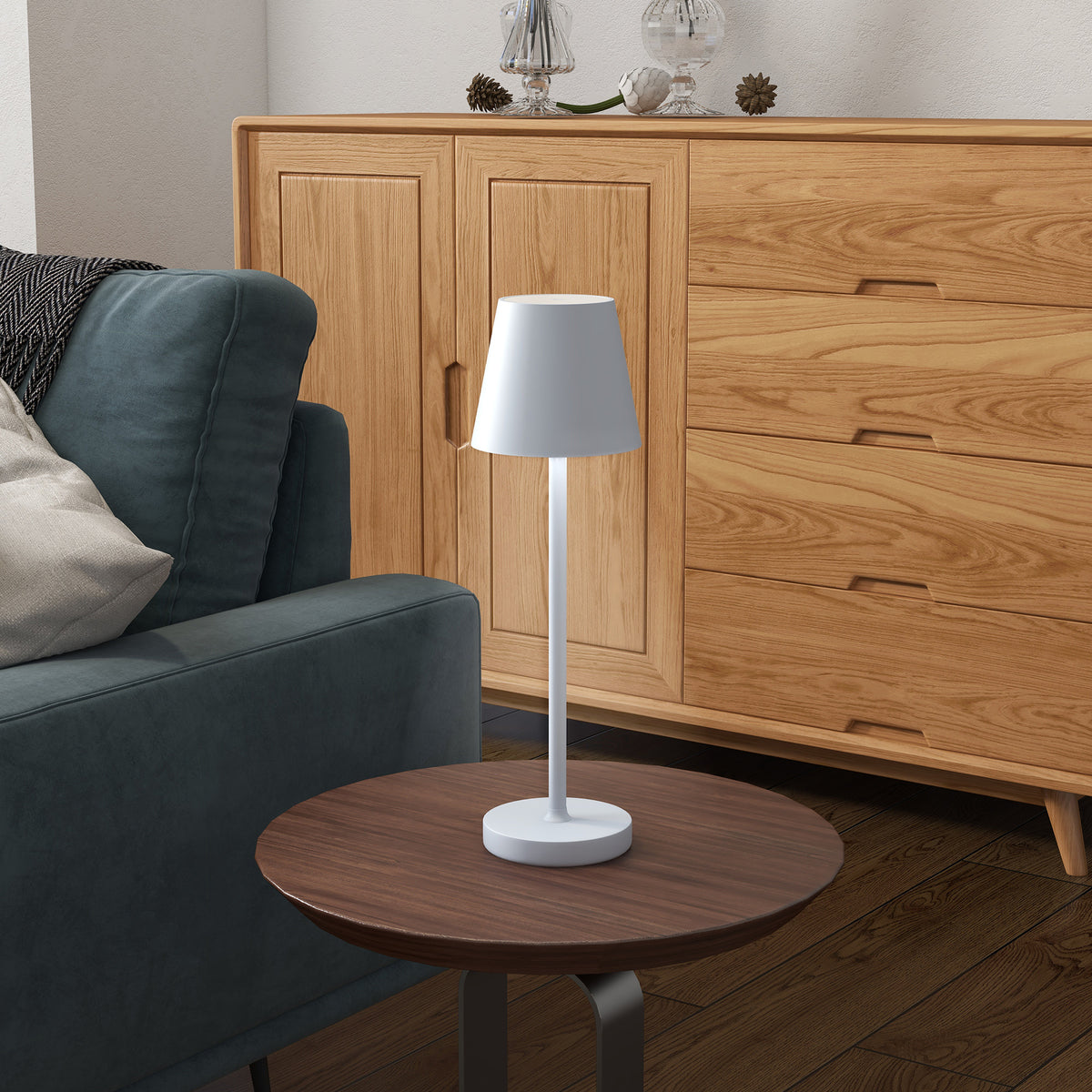 Lámpara de mesa gris recargable en una mesita de noche