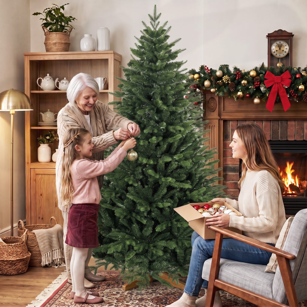 Abuela y niña decorando el árbol de Navidad en el salón
