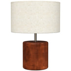Lámpara de mesa rústica con base de madera maciza y pantalla de lino beige sobre fondo blanco