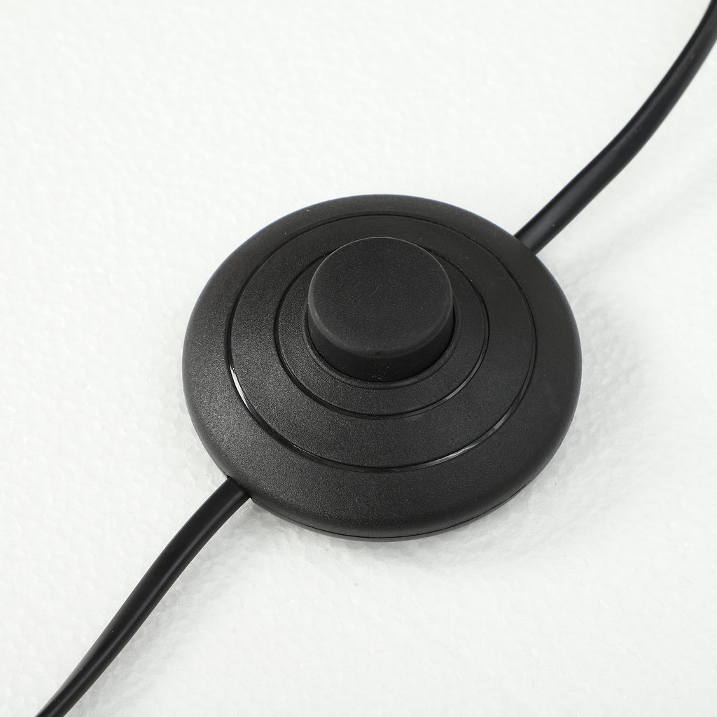 Interruptor de pie negro en el cable de la lámpara de pie