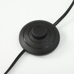 Interruptor de pie negro en el cable de la lámpara de pie